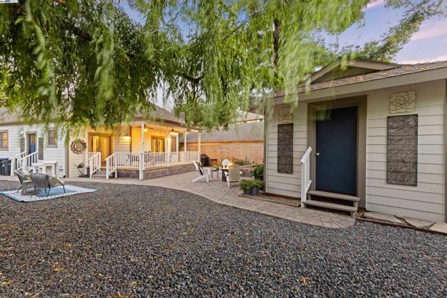 4463 Pleasanton Ave, Pleasanton CA: https://media.crmls.org/mediaz/48cfe404-4229-49e1-b6a0-3a58de86eaea.jpg