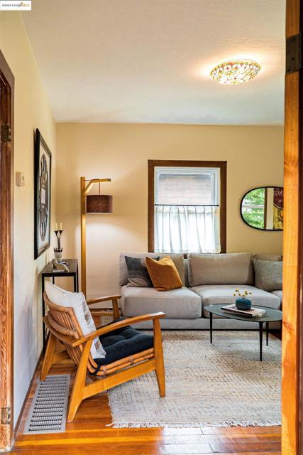1130 Derby St, Berkeley CA: https://media.crmls.org/mediaz/48d0b501-695e-424e-8806-3d0793310def.jpg