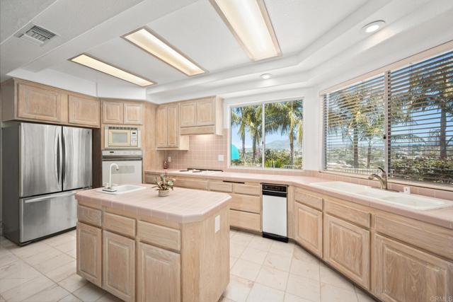 1367 Corona, Bonita CA: https://media.crmls.org/mediaz/48d0ccaa-82ac-4df9-93c2-519197c6a173.jpg