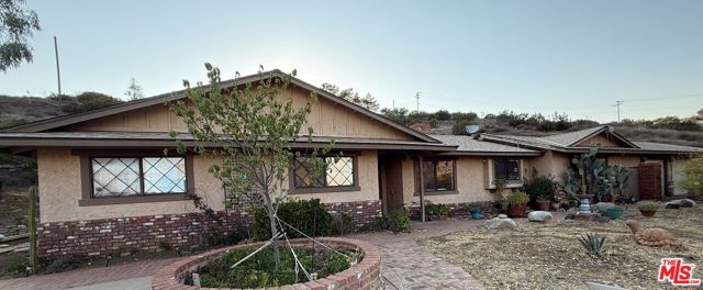 33931 Hanawalt Road, Santa Clarita CA: https://media.crmls.org/mediaz/48d11912-4b27-4558-9c27-e9fe69730763.jpg