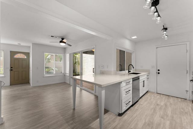 Detail Gallery Image 12 of 25 For 155 Countrywood Ln, Encinitas,  CA 92024 - 3 Beds | 3 Baths