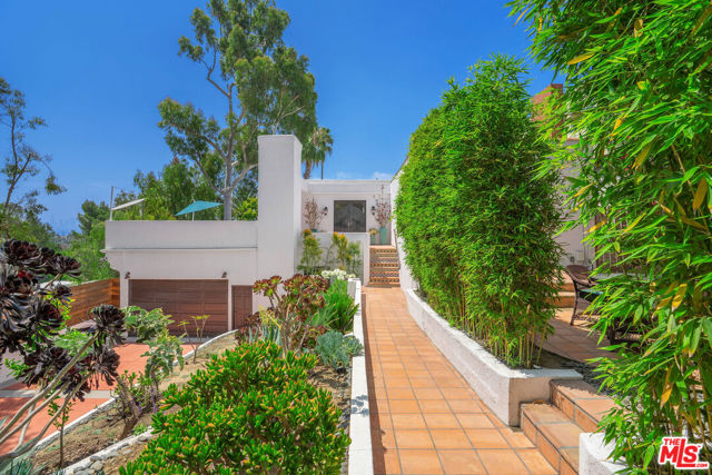 6216 Primrose Avenue, Los Angeles CA: https://media.crmls.org/mediaz/48d245ca-f5ce-4263-946e-f26bb1539efa.jpg