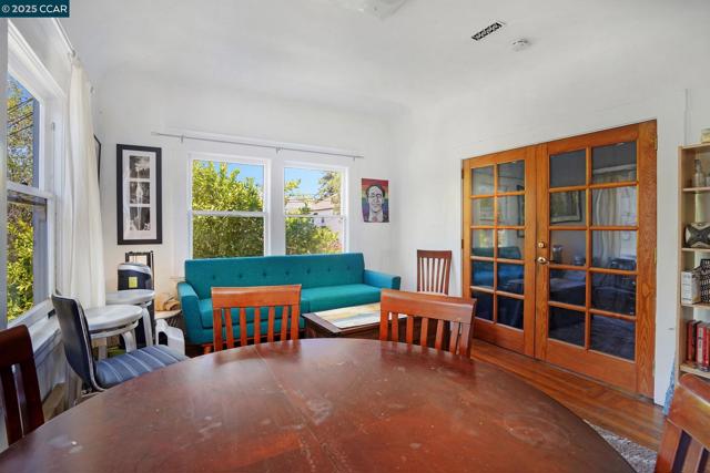 2006 Parker St, Berkeley CA: https://media.crmls.org/mediaz/48d274d7-a163-420f-907c-c847ed55104c.jpg