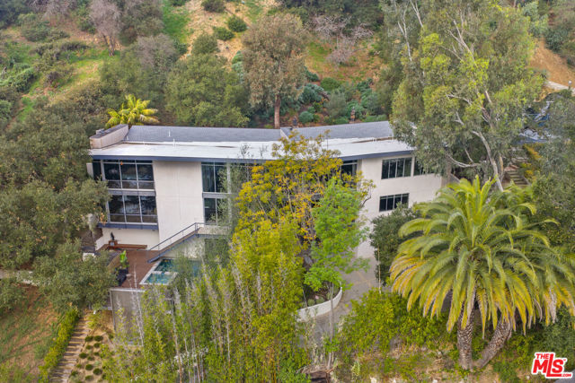 2207 Bowmont Drive, Beverly Hills CA: https://media.crmls.org/mediaz/48d2c2b6-2819-426d-803b-c1363bc0f358.jpg