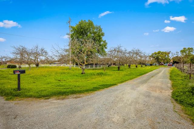 13755 Columbet Avenue, San Martin CA: https://media.crmls.org/mediaz/48d30a66-7013-4617-bb38-dde5eb19b5ef.jpg