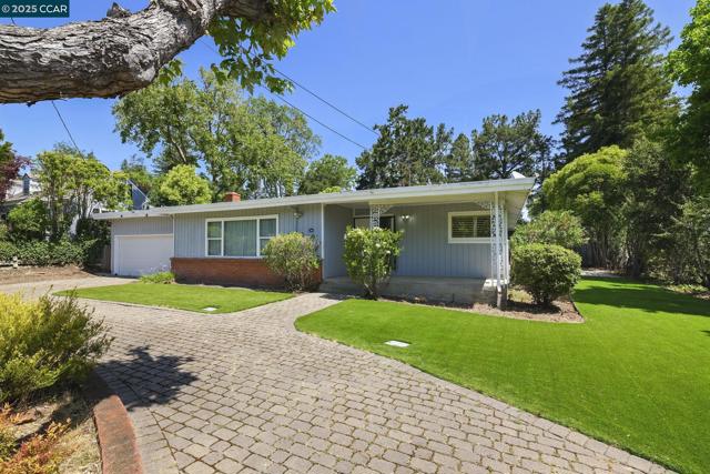 305 Overhill Rd, Orinda CA: https://media.crmls.org/mediaz/48d3ebcf-7e14-4680-a6b2-5f7ee282efd2.jpg