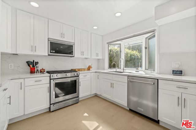 13082 Mindanao Way, Marina del Rey CA: https://media.crmls.org/mediaz/48d53d58-5016-403e-895f-952a65653570.jpg