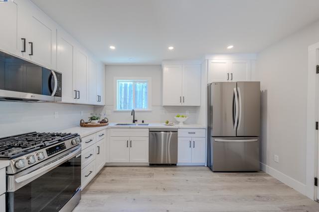 10007 Burr St, Oakland CA: https://media.crmls.org/mediaz/48d57816-1d18-4f56-b3c3-d2f0b97a0cf3.jpg