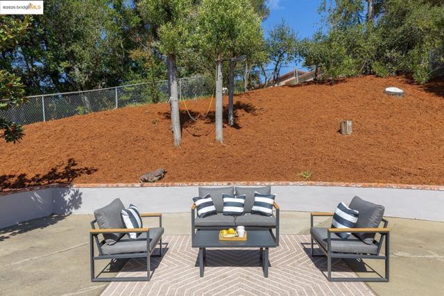298 Elysian Fields DR, Oakland CA: https://media.crmls.org/mediaz/48d59e3a-11df-44cf-8ffd-1afae9578879.jpg