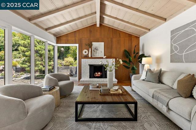 1 Aspinwall Ct, Orinda CA: https://media.crmls.org/mediaz/48d635de-a074-48aa-a261-5733d291e56c.jpg