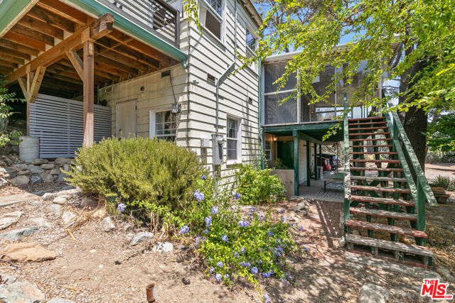 11320 Alethea Drive, Sunland CA: https://media.crmls.org/mediaz/48d690e9-2676-47ef-bd47-ceb08bd4c91e.jpg
