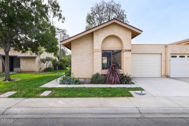 Detail Gallery Image 2 of 38 For 37109 Village 37, Camarillo,  CA 93012 - 2 Beds | 2 Baths