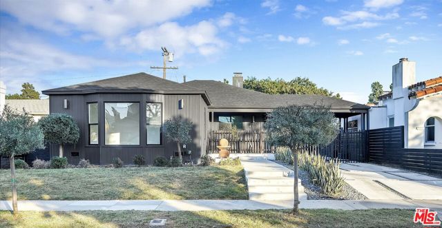 4122 S Bronson Avenue, Los Angeles CA: https://media.crmls.org/mediaz/48d73b45-6819-4948-87a4-622efd1795db.jpg