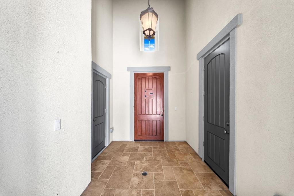 https://media.crmls.org/mediaz/48d82ca5-b81a-4710-883b-139162aa4c51.jpg?preset=X-Large