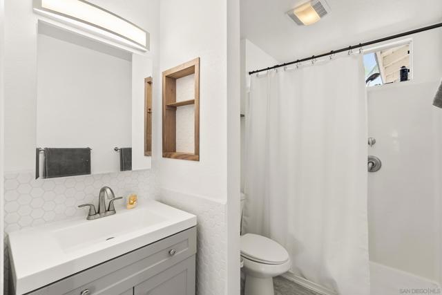 2332 Back Nine St, Oceanside CA: https://media.crmls.org/mediaz/48d95df8-f655-4c7e-b687-fa73730cd2ab.jpg