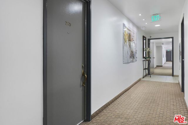 723 Palisades Beach Road, Santa Monica CA: https://media.crmls.org/mediaz/48da4210-41fe-4801-ac4d-c0ff2ff0ade9.jpg
