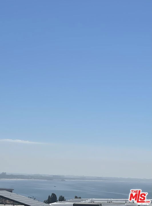 3834 Surfwood Road, Malibu CA: https://media.crmls.org/mediaz/48da87fc-0a5a-43e6-afe5-3de793ab1f61.jpg