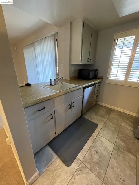 2416 Shadow Ln, Antioch CA: https://media.crmls.org/mediaz/48da8c81-fbf9-4d66-b501-7f8924762ccd.jpg