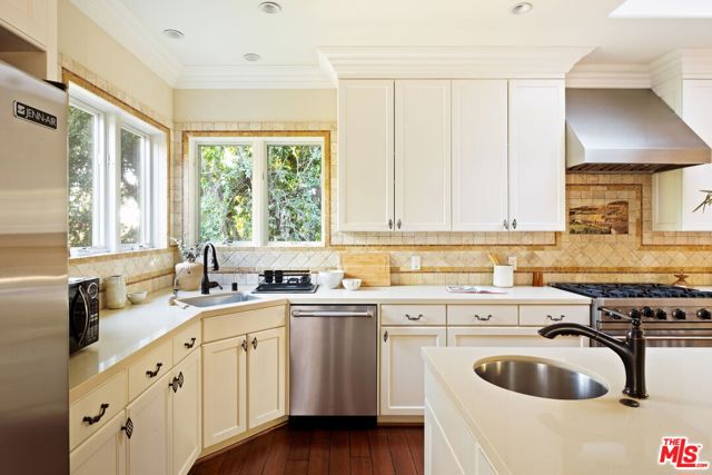 2505 Bowmont Drive, Beverly Hills CA: https://media.crmls.org/mediaz/48db0006-66d7-413d-999a-d8cb25fce0bd.jpg