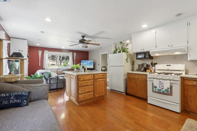 1101 Palm Avenue, Martinez CA: https://media.crmls.org/mediaz/48db7d9e-fb8a-4282-a76f-8bc0fff4467d.jpg