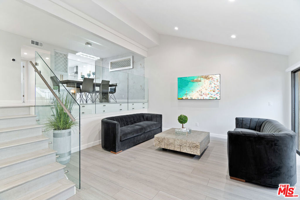 18417 Collins Street F, Tarzana, CA 91356