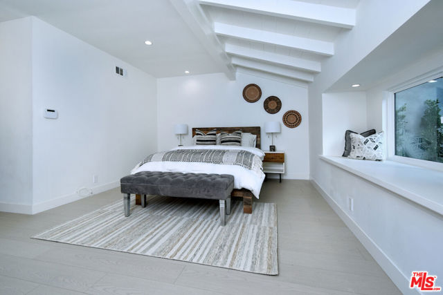 4512 Libbit Avenue, Encino CA: https://media.crmls.org/mediaz/48ddce63-6a11-4a5d-a178-b37b6c75a2dc.jpg