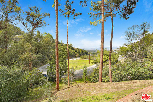 3351 Coldwater Canyon Avenue, Los Angeles CA: https://media.crmls.org/mediaz/48dde342-bbfb-498e-82ae-f2447a9f0b38.jpg