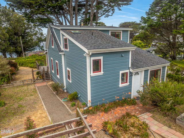 3781 N Highway 1, Albion CA: https://media.crmls.org/mediaz/48ddf421-0957-4700-ae6f-cf3c2bbf4e96.jpg