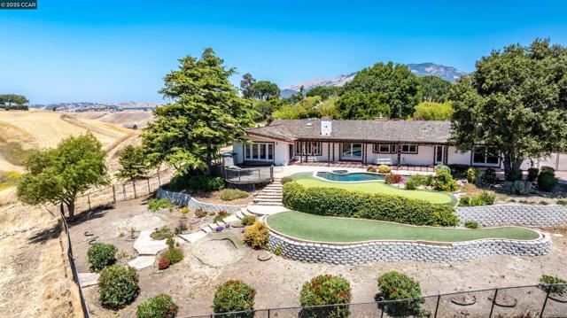 70 Sherburne Hills, Danville CA: https://media.crmls.org/mediaz/48deeb86-0c14-4ac0-a5c2-399d638fc157.jpg