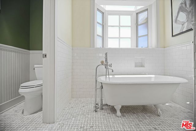 1210 Cabrillo Avenue, Venice CA: https://media.crmls.org/mediaz/48deedeb-27b8-4c88-ac14-122ac1125a5b.jpg