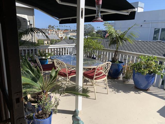 429 Begonia Avenue, Corona del Mar CA: https://media.crmls.org/mediaz/48e28bd5-71f6-4747-9173-e3e9860e0eac.jpg