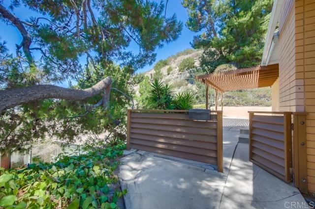 6032 Adobe Falls Rd, San Diego CA: https://media.crmls.org/mediaz/48e36aeb-9a2d-447e-92bd-7799f351cd4f.jpg