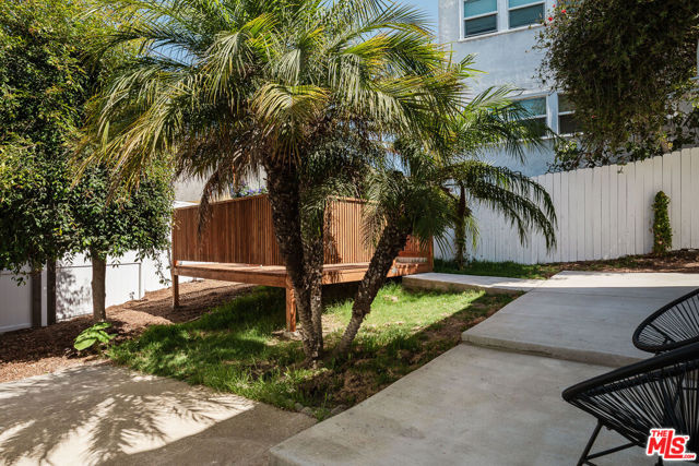 2353 Lucerne Avenue, Los Angeles CA: https://media.crmls.org/mediaz/48e46ff3-2e4b-4416-aede-25edef754bc2.jpg