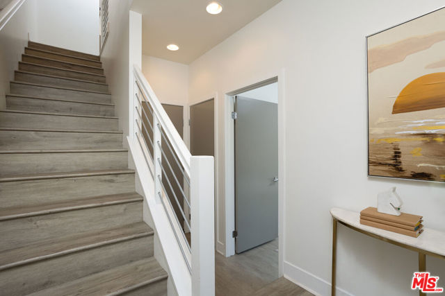 6067 W Studio Court, Los Angeles CA: https://media.crmls.org/mediaz/48e473c4-ec45-4c6c-b747-e2ec2eba8566.jpg