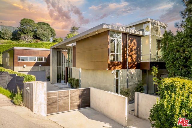 1290 Angelo Drive, Beverly Hills CA: https://media.crmls.org/mediaz/48e47ab9-23e3-44a7-968d-ece328e1bc01.jpg