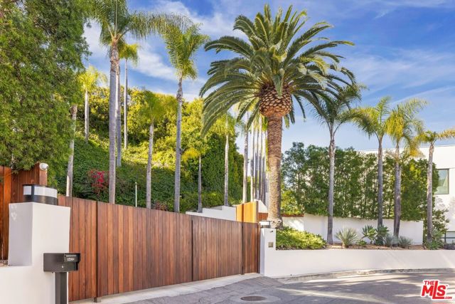 9405 Sierra Mar Place, Los Angeles CA: https://media.crmls.org/mediaz/48e4c28a-e718-4041-82f2-10125fe2d8ca.jpg