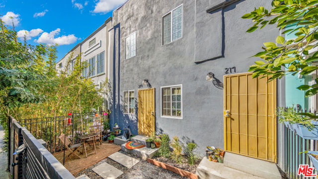 217 Columbia Place, Los Angeles CA: https://media.crmls.org/mediaz/48e57d8b-1279-41d9-82e0-e1997f78084f.jpg