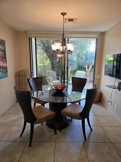 31 Stanford Drive, Rancho Mirage CA: https://media.crmls.org/mediaz/48e5c456-23e2-4266-bfaa-e96cae327890.jpg