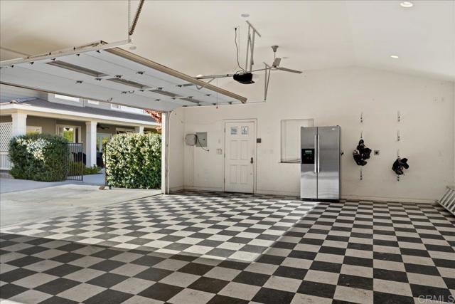 38161 Butterfly Court, Yucaipa CA: https://media.crmls.org/mediaz/48e65f62-6088-498a-a0d3-af51c141ed94.jpg