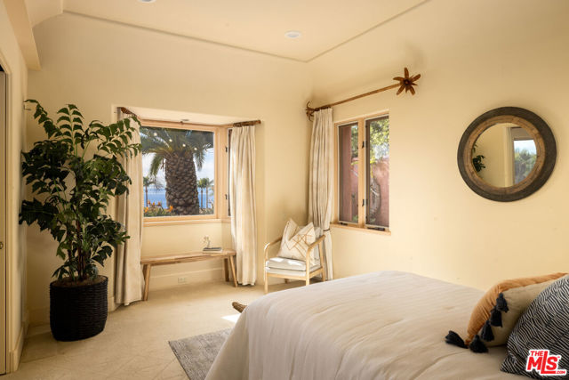 93 Laurel Drive, Rancho Palos Verdes CA: https://media.crmls.org/mediaz/48e69089-1c74-454f-b253-197187eec616.jpg