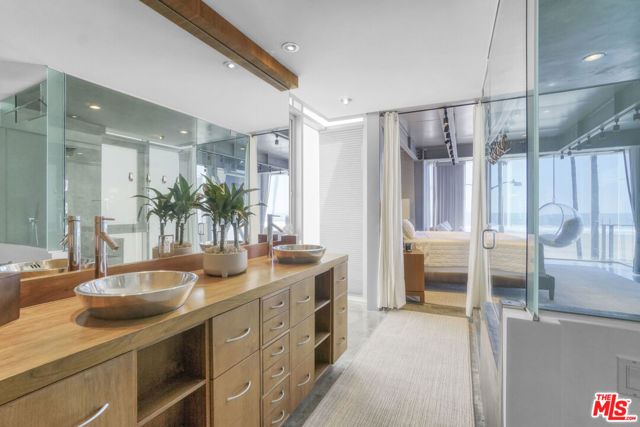 2911 Ocean Front Walk, Venice CA: https://media.crmls.org/mediaz/48e9008c-4807-4239-94f0-670a7c3184fd.jpg