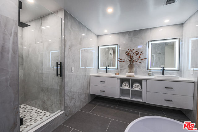 133 S Oakhurst Drive, Beverly Hills CA: https://media.crmls.org/mediaz/48e9b127-eb54-4b69-a125-add3dbf009c6.jpg