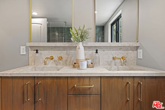 11268 Dona Lola Drive, Studio City CA: https://media.crmls.org/mediaz/48eab1a1-06e5-4a35-9a5b-6ca31018a583.jpg