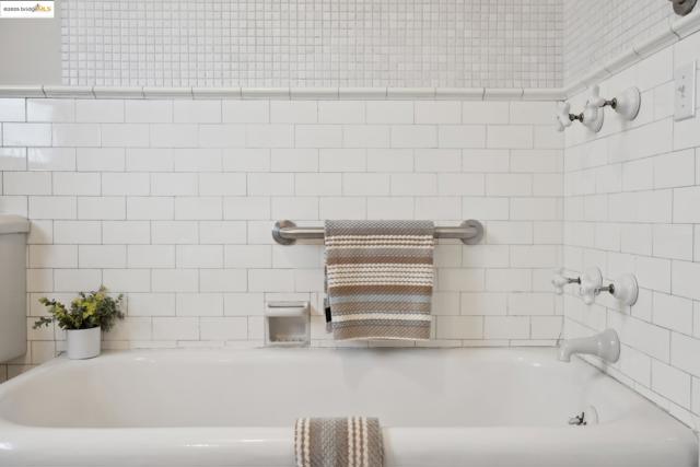 148 Estabrook, San Leandro CA: https://media.crmls.org/mediaz/48eb49ba-44b0-499e-a2a3-8b23ef529a43.jpg
