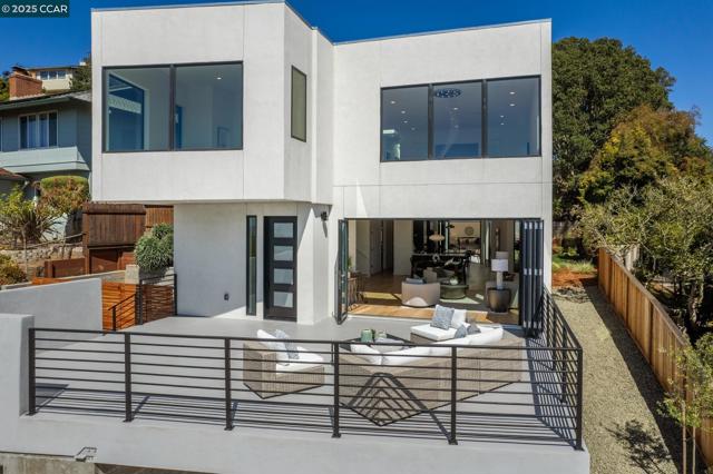 158 Lawson Road, Kensington CA: https://media.crmls.org/mediaz/48eb5509-7826-4d7a-8d0c-105474c8c5db.jpg