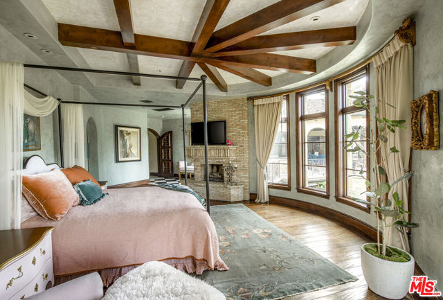 427 La Marina Drive, Camarillo CA: https://media.crmls.org/mediaz/48ed7b38-2dcc-4644-ad05-fb4a20e41cb0.jpg