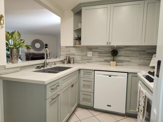 Detail Gallery Image 4 of 27 For 2926 Alwood Ct, Spring Valley,  CA 91978 - 2 Beds | 2 Baths