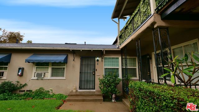 1105 W Clark Avenue, Burbank CA: https://media.crmls.org/mediaz/48ee1973-db93-4cd8-869a-674cad76c559.jpg