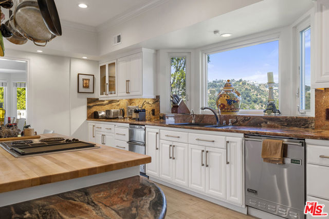 7834 Electra Drive, Los Angeles CA: https://media.crmls.org/mediaz/48ee4eaa-fbe3-43e4-9bd8-62447a0ff1bf.jpg