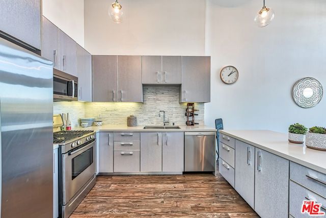 1168 S Barrington Avenue, Los Angeles CA: https://media.crmls.org/mediaz/48eebdd5-0bbe-47d3-95de-397e2c51fc9e.jpg